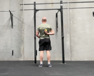 Fysioterapi og behandling af skulder med tennisbold