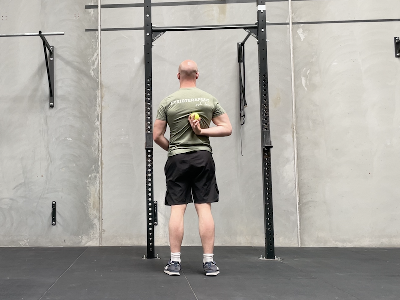 Fysioterapi og behandling af skulder med tennisbold